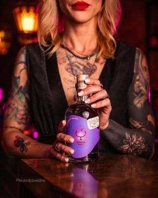 Nie je pre každého. A presne v tom je jej sila. 🖤 Čistá chuť prémiovej slivovice Strong Fruit – pre tých, ktorí vedia, čo...