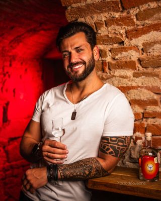 Úsmev hovorí za všetko. S pohárom Strong Fruit večer chutí o trochu lepšie. 🍑🥂